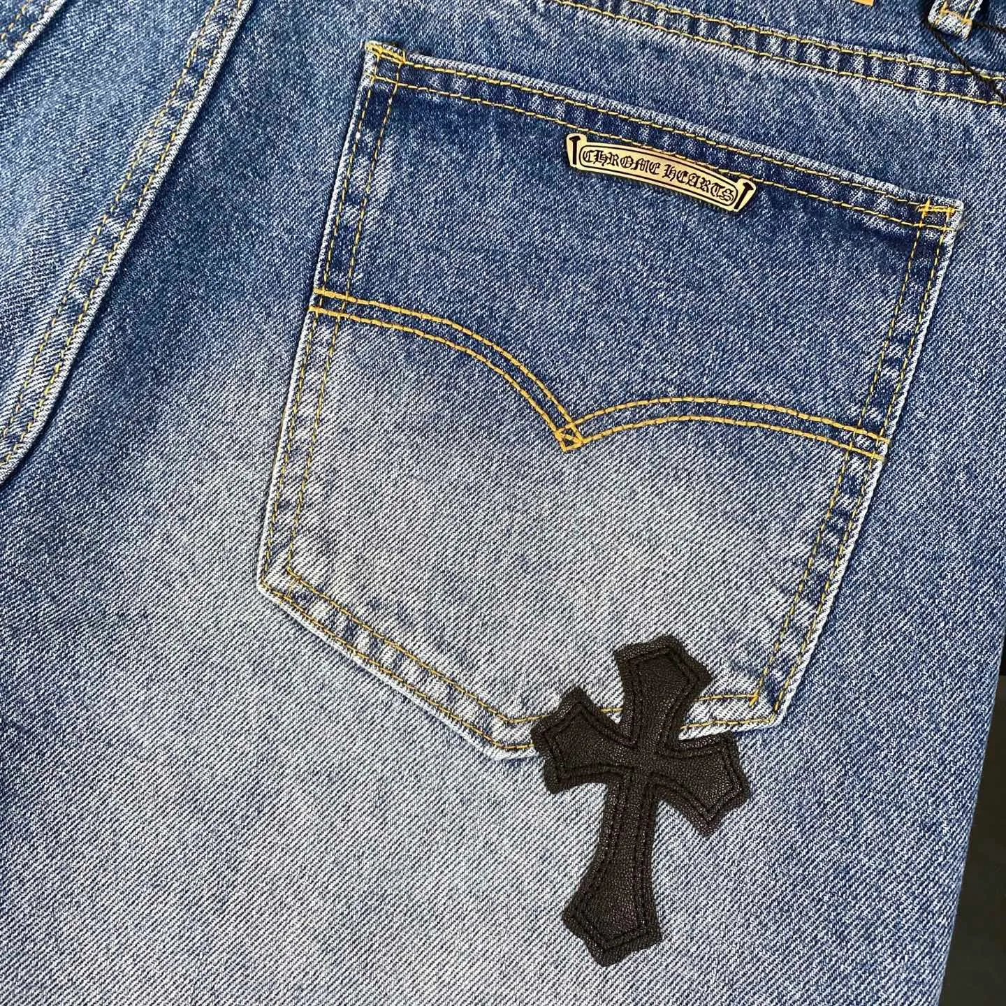 🅿️240 Correct version Chroe Hets CH black pink leather jeans, counter price 4W level, patchwork cross pattern embellishment, women's high-waisted washed jeans! ! Absolutely high-end luxury products, 1.9W level god-level single products, super popular products, built with top heavy industry, a magic weapon that cannot be missed [About Zangyin] This is an extremely luxurious fashion brand that can also be called the aristocrats of the high street. It has always been an exclusive brand for some hipsters or rich second generations. Compared with ordinary high streets, it is more luxurious and noble. Compared with luxury brands, it has a more fashionable personality and has always been a brand that I have a special liking for. A6632 [Top heavy industry fashionable design] Consistently high-street luxury style creation. Speaking of this style, the Zangyin family and GU family are definitely the leading representative brands. Especially the Zangyin family has really achieved a state-of-the-art effect in creating high-street style. The color system of this model is made of unique washed materials. It is already quite eye-catching. It is decorated with pink patchwork cross flowers, which cleverly highlights the charm of the brand. Secondly, this model uses classic The classic high-waist cutting design highlights the long legs and the fashionable temperament of the upper body. The brand is highly recognizable and the slim fit configuration is more suitable for daily wear. This product is a product that interprets personality, fashion, and specifications at a glance. This single product is enough to make any fan excited. It can be a white T-shirt for youthful preppy style, or a tight sling for royal lady style. It has strong matching ability and can be easily controlled by men.  [Material and craftsmanship] Needless to say, this point goes without saying. As an excellent craftsman brand, Zangyin has really perfect requirements for details and craftsmanship. The washed color of this model has gone through so many processes, not to mention the embellishment of the denim appliqués. It is also purely handmade and sewn. Just like what they believe in, only handmade things have soul and have the meaning of wear. A top-notch heavy-duty fashionable denim item, I look forward to your perfect interpretation! ! 28-34 corresponds to S-XL